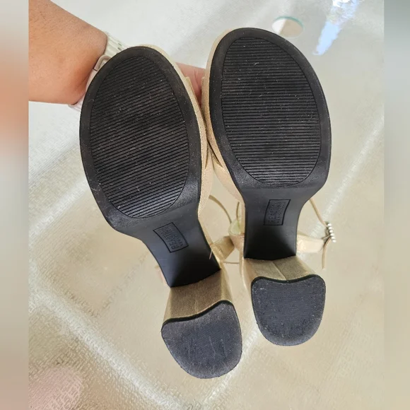 Kenneth Cole Reaction 7.5 Gold Block Heel Sandals Platform Strappy Party Glam - Picture 8 of 8